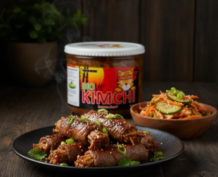 Asiatische Enoki-Rindfleisch-Röllchen mit würzigem PANJANS Kimchi serviert – ein schnelles Low-Carb-Rezept für Genießer